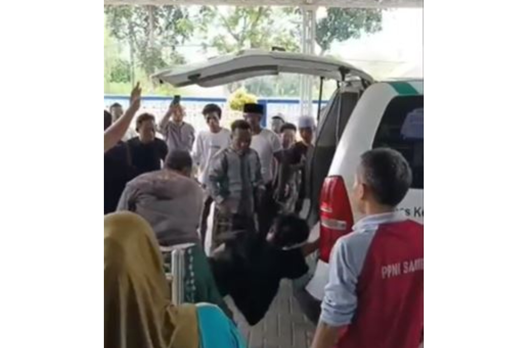 Ngeri! Pelaku Curanmor di Sampang Diamuk Massa hingga Motor Dibakar