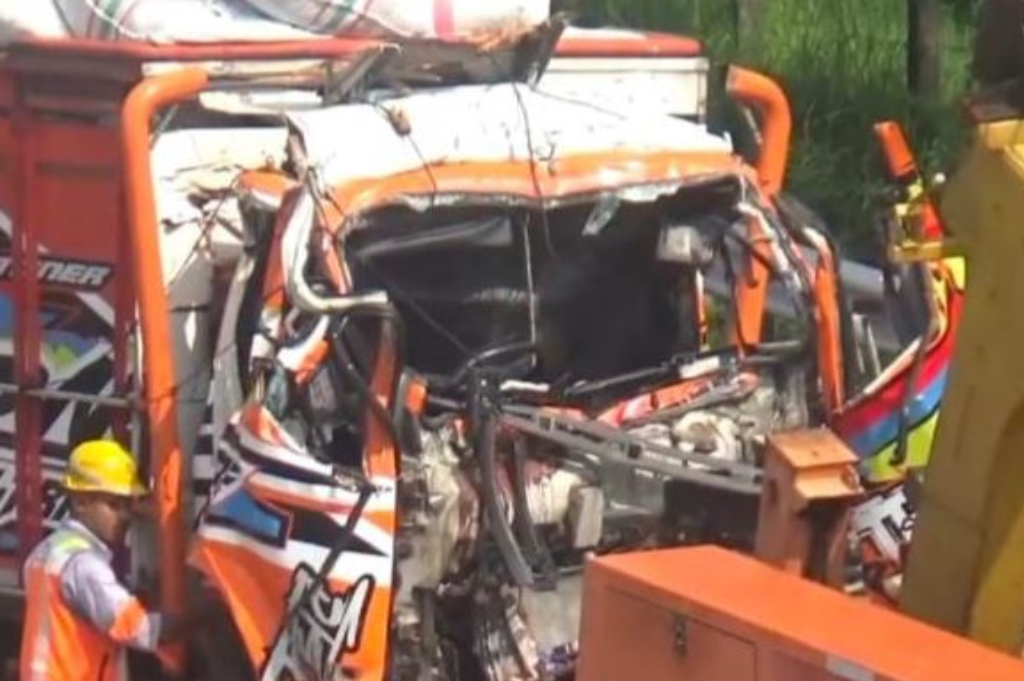 Kecelakaan Maut Truk Tabrak Truk di Tol Jombang-Mojokerto, 2 Orang Tewas