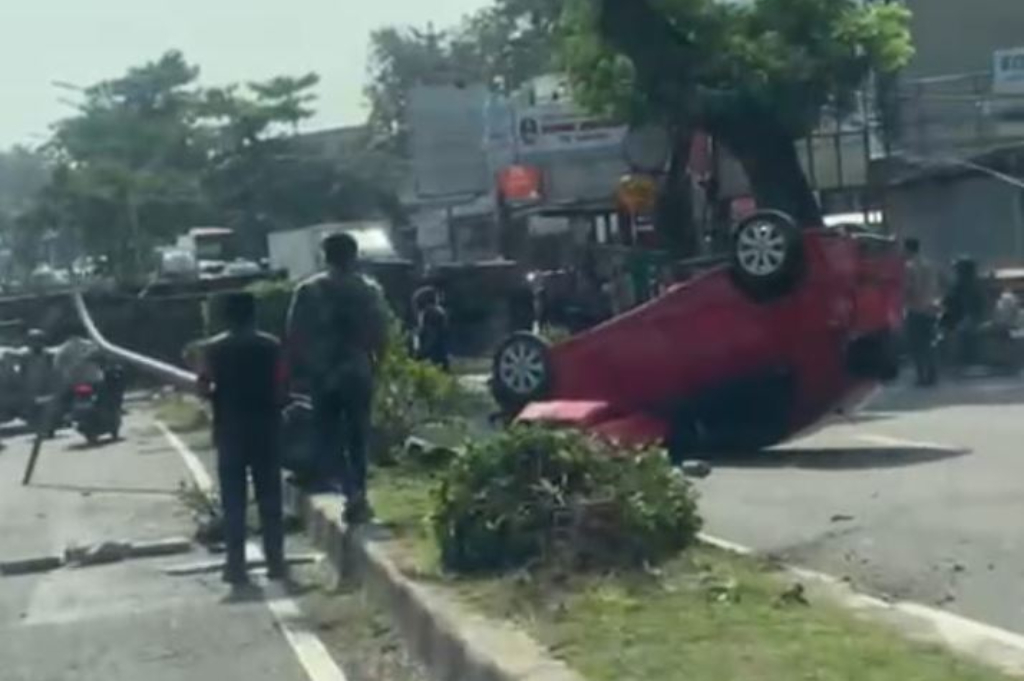 Kecelakaan Truk Kontainer Tabrak Mobil dan Motor di Turunan Silayur Semarang, 3 Orang Luka