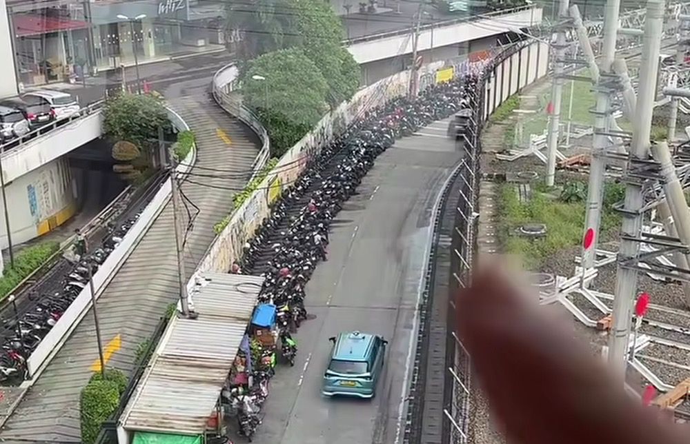 Viral Parkir Liar Dekat MRT Lebak Bulus Makan Setengah Jalan, Pramono Minta Walkot Jaksel Tertibkan