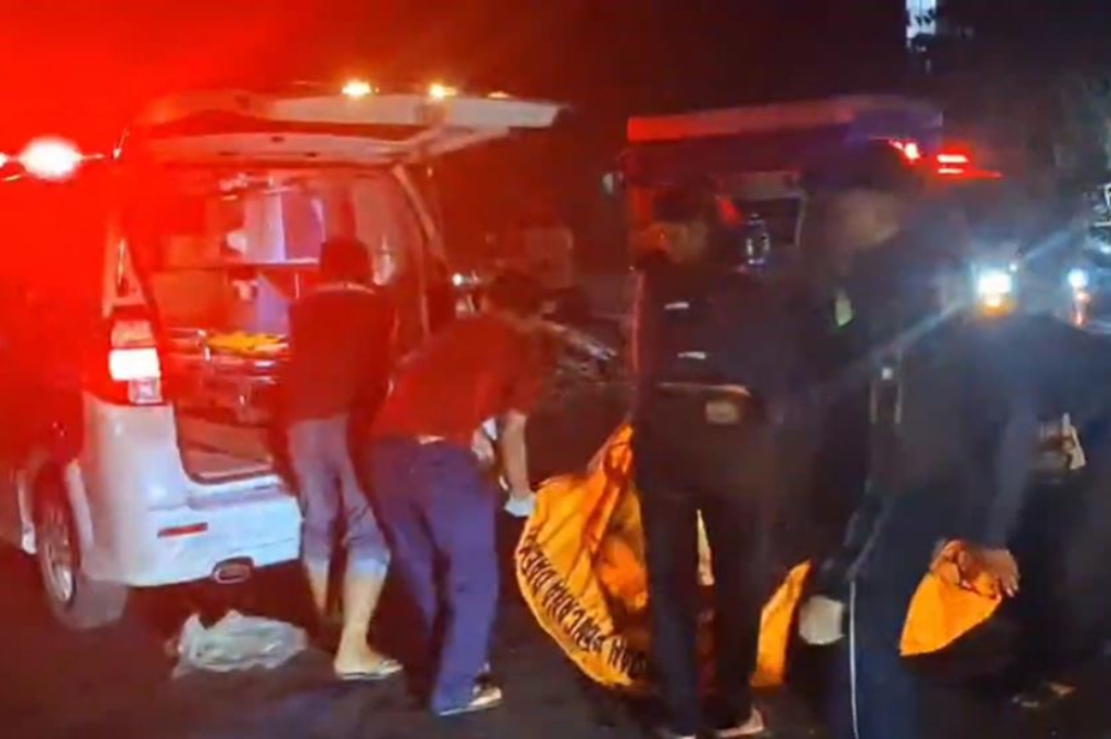 Tragis! Pemotor Tewas Tersetrum usai Tertimpa Tiang Listrik Roboh Ditabrak Mobil di Sidoarjo