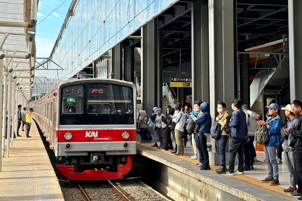 WFH ASN Hari Pertama, Penumpang KRL Turun 27 Persen