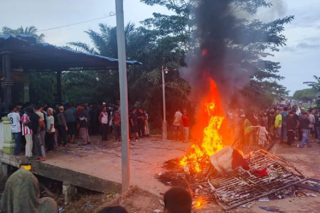 Viral Warga Geruduk Rumah Diduga Bandar Narkoba di Rohil Riau, Motor Dibakar