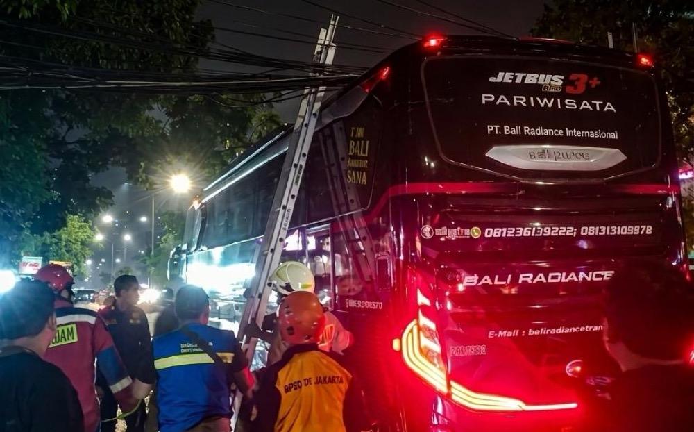 Kabel Semrawut Bikin Tiang Listrik Roboh hingga Timpa Bus di Mangga Besar Jakbar
