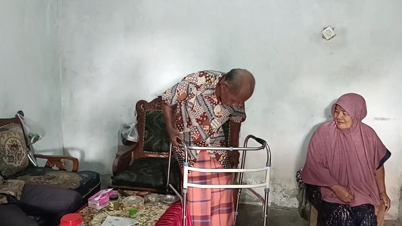 Lansia Terjerat Kabel WiFi Menjuntai di Lampung, Warga Desak Sanksi Tegas Perusahaan Abai