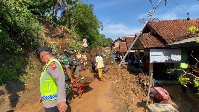 Hujan Deras, Tebing Longsor di Cilacap Putus Akses Jalan Penghubung Desa