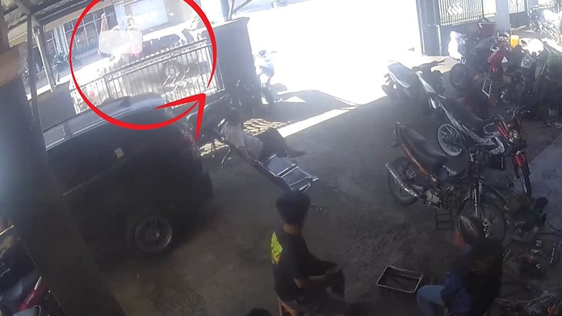 Detik-Detik Mobil Tabrak Pemotor di Maros Terekam CCTV, 2 Perempuan Terpental 
