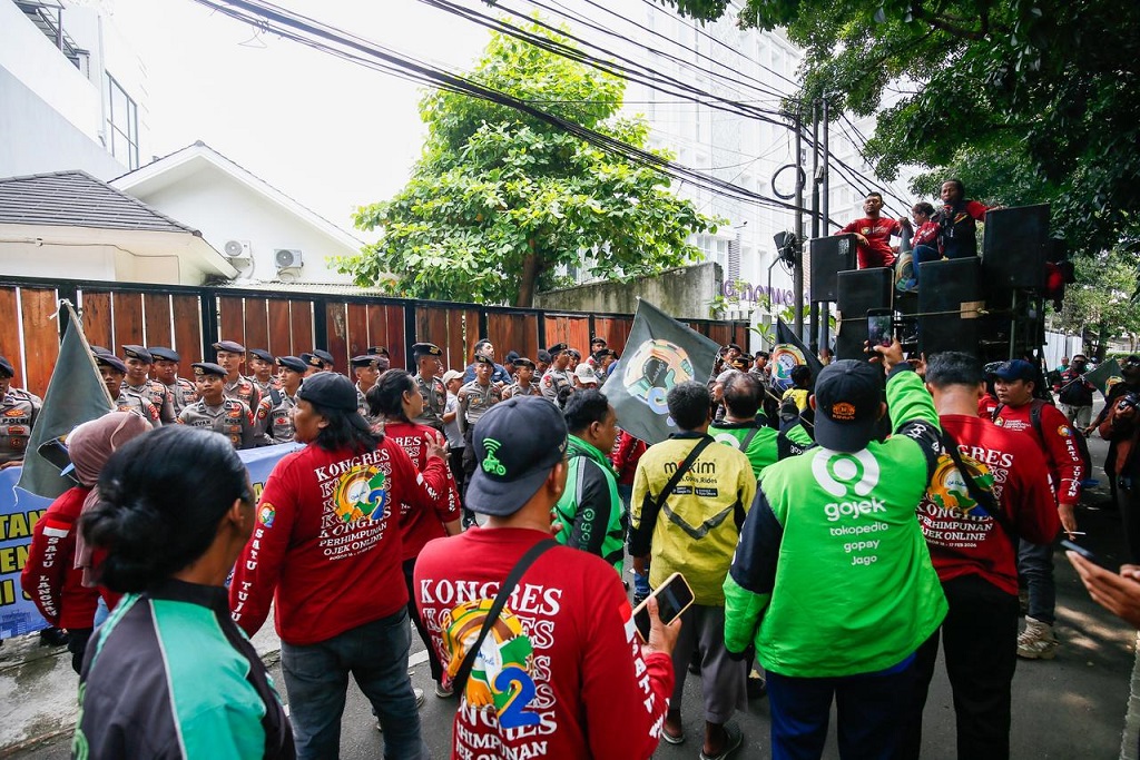 Massa Ojol Demo di Kantor Saiful Mujani, Tolak Seruan Gulingkan Prabowo