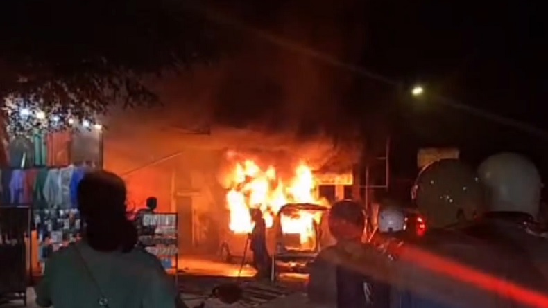 Avanza Bawa 6 Orang Terbakar di Gowa, Api Diduga dari Ledakan Korek Gas