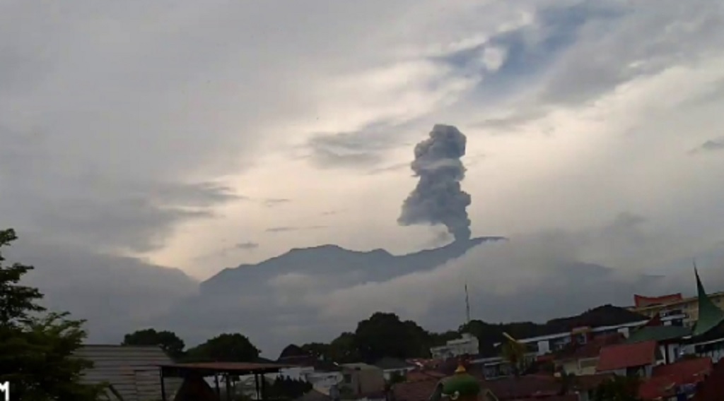 Gunung Marapi Meletus Hari Ini, Semburkan Abu Vulkanik 1.600 Meter