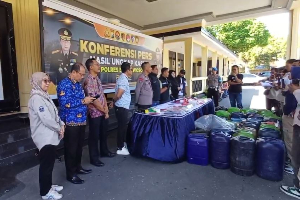 Polisi Bongkar Penimbunan BBM Subsidi hingga 1 Ton di Bondowoso, 2 Tersangka Ditangkap