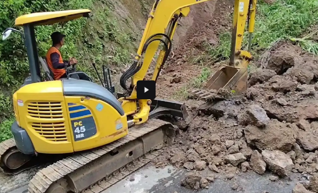 Tebing 30 Meter di Banjarnegara Longsor, Jalur Wisata Dieng Lumpuh Total