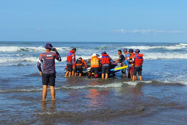 2 Pelajar Terseret Arus saat Surfing di Pantai Parangtritis, 1 Orang Hilang
