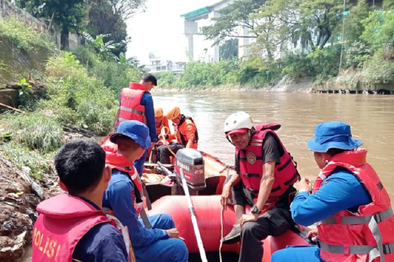 Bocah 11 Tahun Hanyut di Kali Ciliwung, Diduga Kram saat Berenang