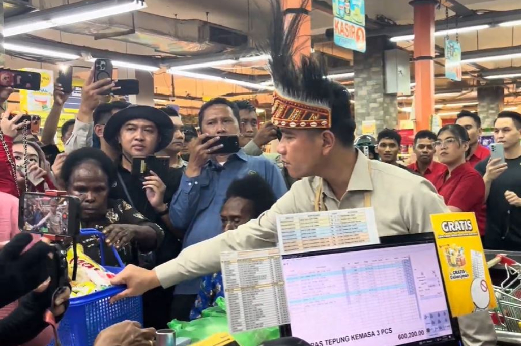Rayakan Hari Kartini, Wapres Gibran Ajak Ratusan Mama Papua Belanja di Supermarket
