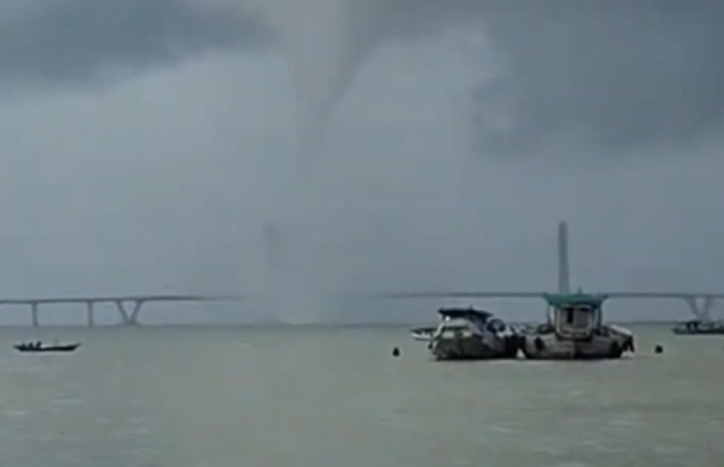 Geger Pusaran Angin Mirip Tornado di Jembatan Suramadu, Ini Kata BPBD Bangkalan