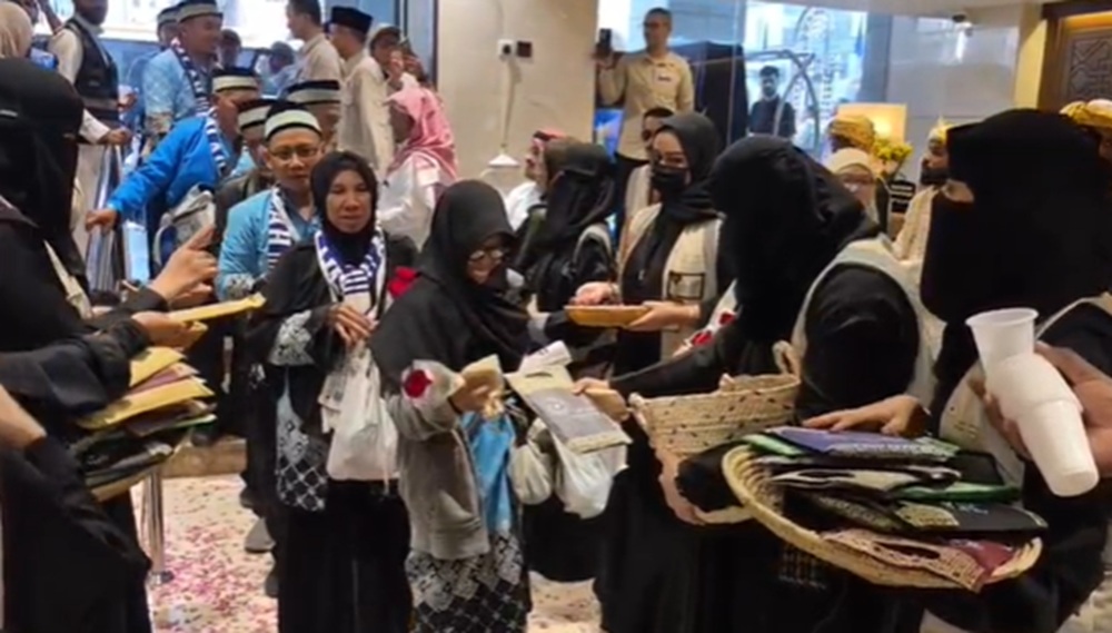 Momen Jemaah Haji RI Disambut Sholawat saat Tiba di Madinah