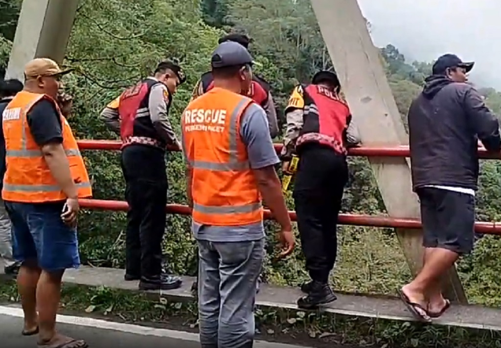 Tragedi di Jembatan Cangar, Pemuda Lumajang Tewas Terjun ke Jurang