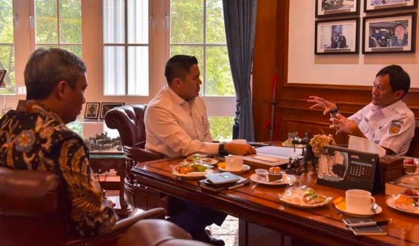 Seskab Teddy Bertemu Dirut KAI-BTN, Bahas Pembangunan Rusun di Manggarai