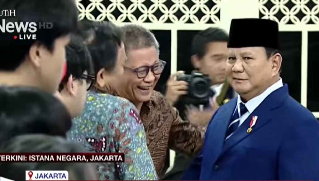 Rocky Gerung Muncul di Istana saat Pelantikan Menteri, Bersalaman dengan Prabowo
