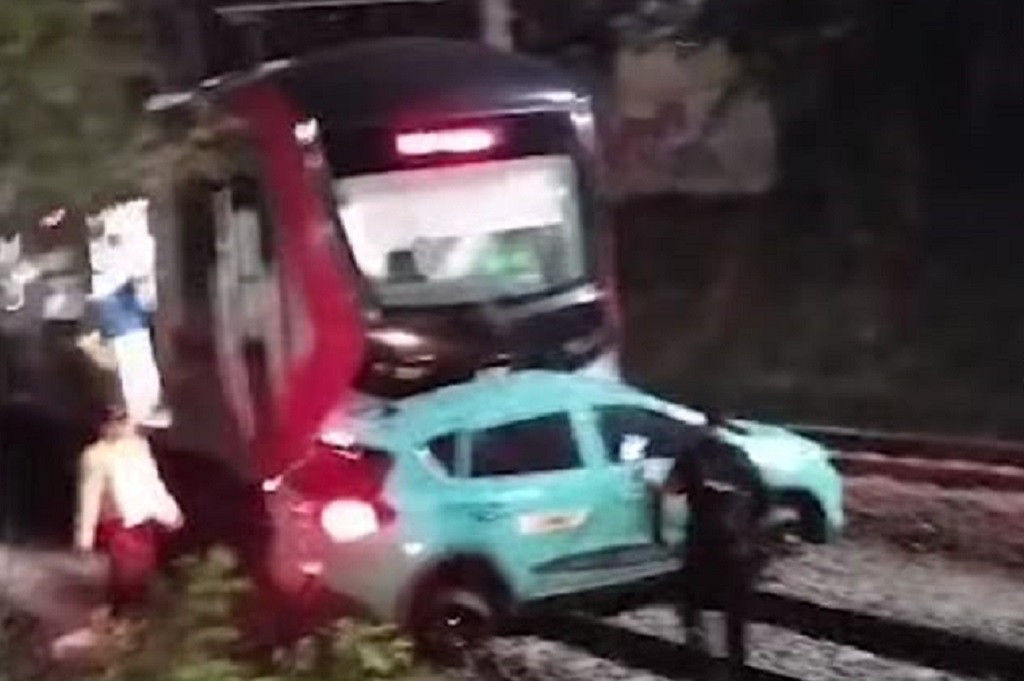 Gara-Gara Taksi, KA Argo Bromo dan KRL Tabrakan di Bekasi Timur