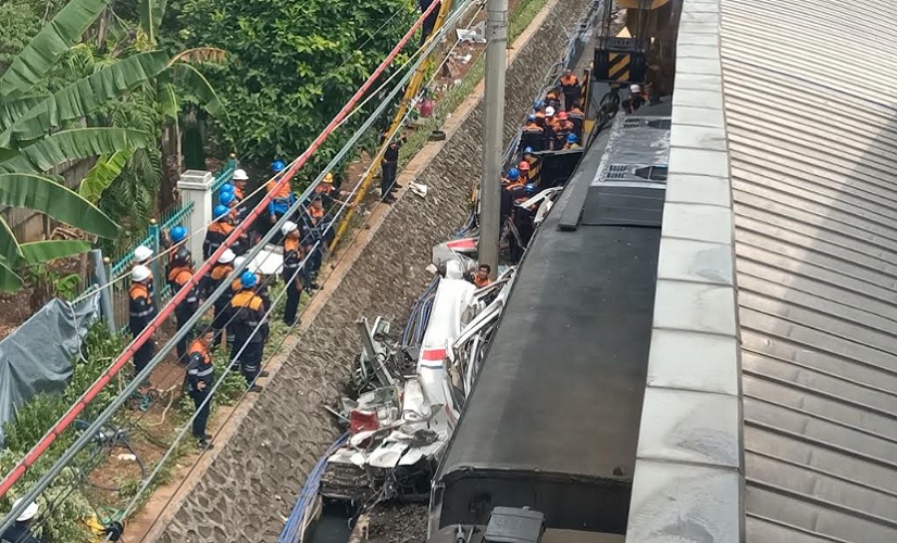 Petugas Berjibaku Evakuasi Gerbong KRL yang Tertabrak KA Argo Bromo di Stasiun Bekasi Timur