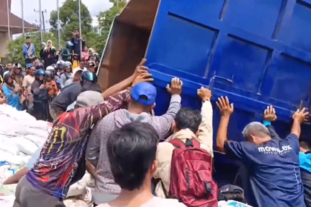 Detik-Detik Kecelakaan Truk Pupuk Tabrak Motor di Pangkalpinang, 3 Orang Tewas Tertindih