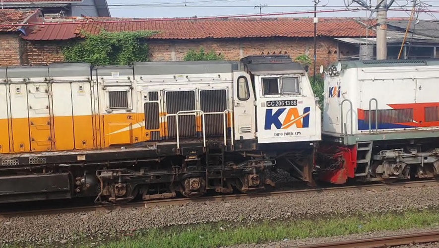 Petugas Evakuasi KA Argo Bromo di Stasiun Bekasi Timur, Lokomotif Berhasil Dilepas dari KRL