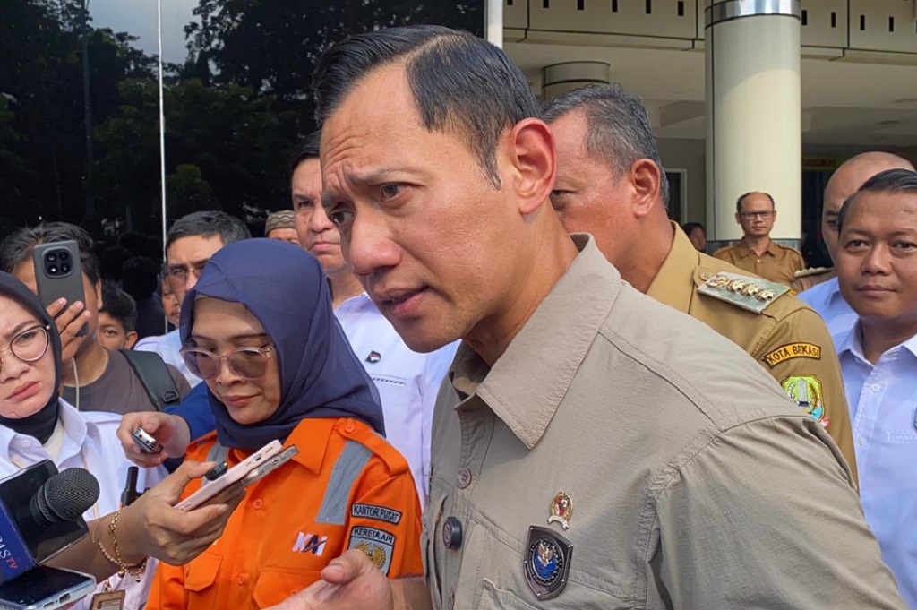 AHY Jenguk Korban Kecelakaan Kereta di Bekasi, Bertemu Pasien Patah Tulang