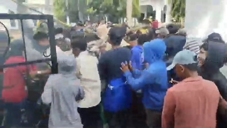Demo Tolak Kawasan Industri di Takalar Ricuh, Massa Jebol Pagar Kantor Bupati