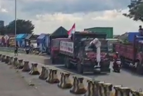 Ratusan Sopir Truk Demo Tuntut Hapus Barcode Solar, Jalur Sidoarjo-Surabaya Lumpuh! 