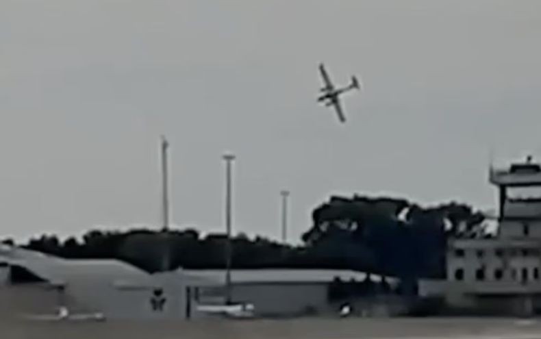  Pesawat Timpa Hanggar Picu Kebakaran Besar, 2 Orang Tewas 10 Luka