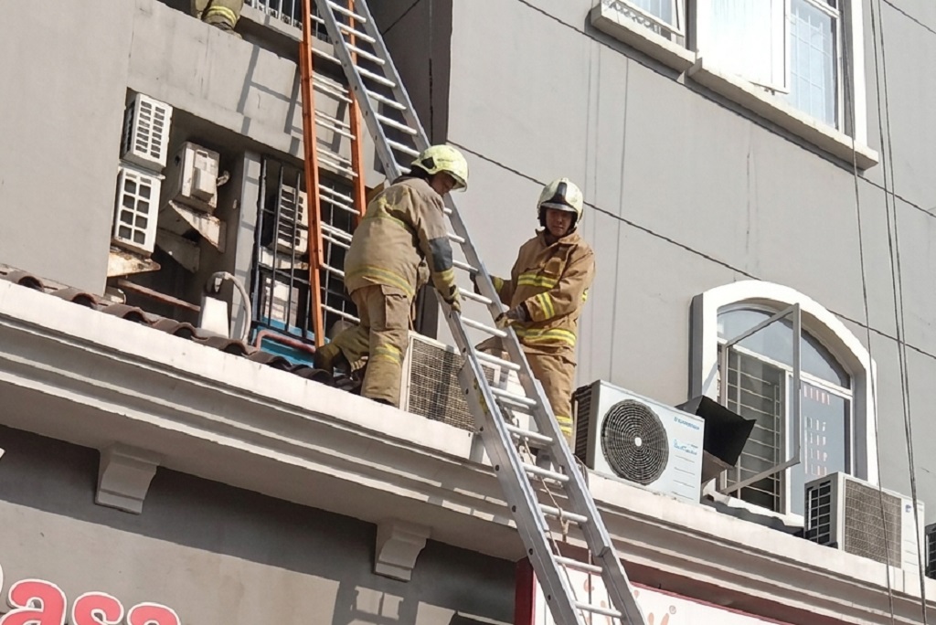 110 Personel Damkar Berjibaku Padamkan Kebakaran Apartemen Jakbar, Api Berhasil Dilokalisasi