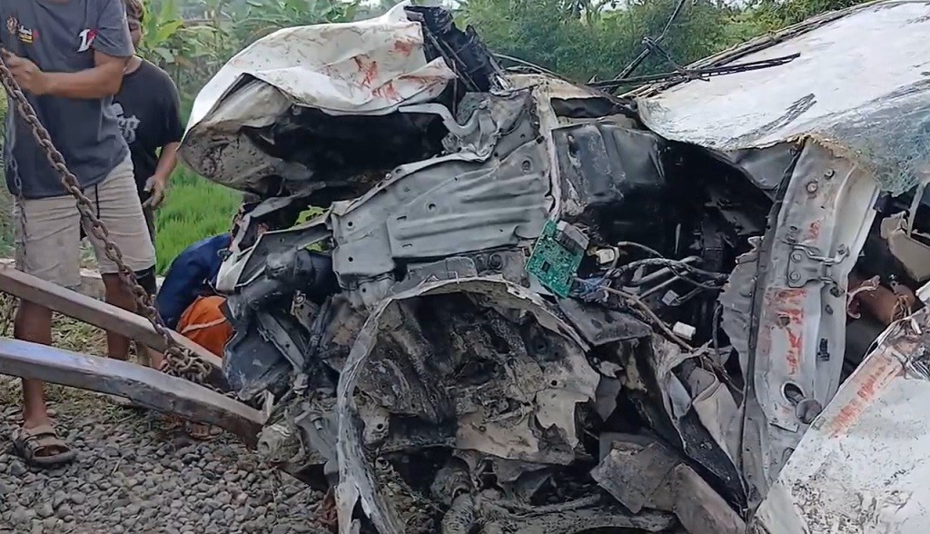 Penampakan Mengerikan Avanza Tertabrak KA Argo Bromo di Grobogan, 4 Tewas!