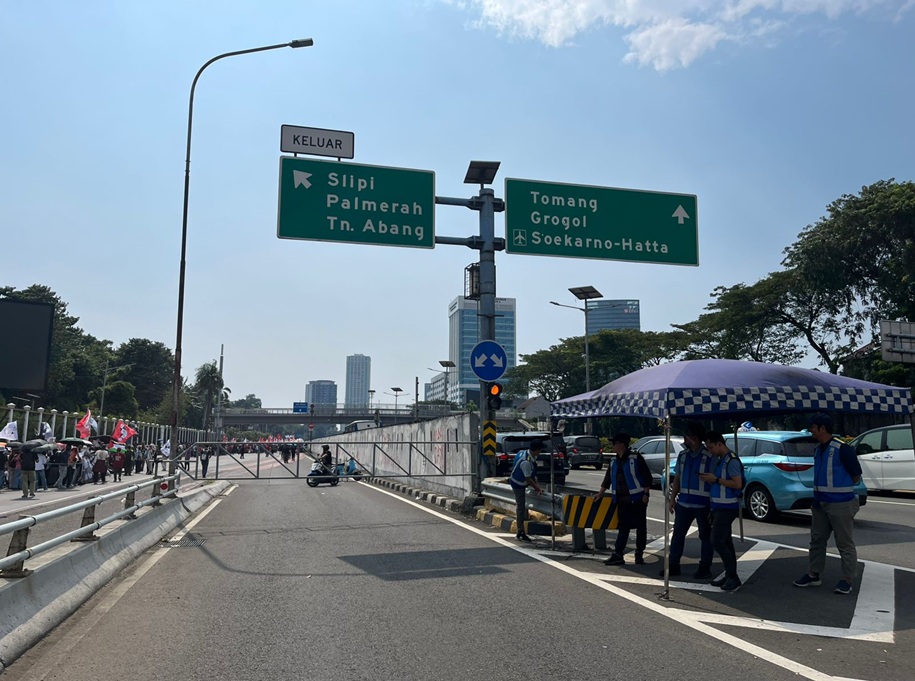 Jasa Marga Tutup Sementara Akses Keluar Slipi Tol Dalam Kota Imbas Demo May Day