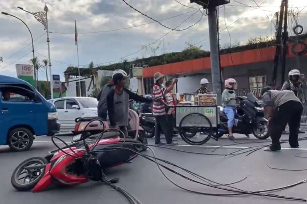Ngeri! Kabel Optik Menjuntai Jerat Leher Pemotor di Bogor, 2 Orang Terluka