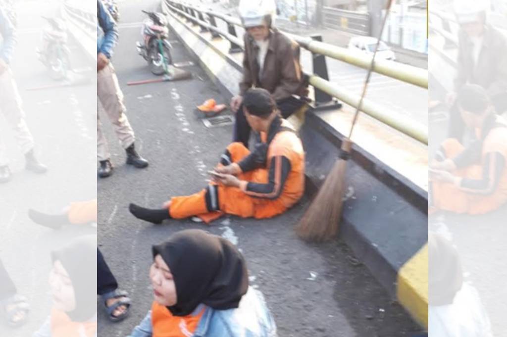 Pemotor Tabrak Petugas PPSU di Flyover Pasar Rebo, Diduga Mengantuk