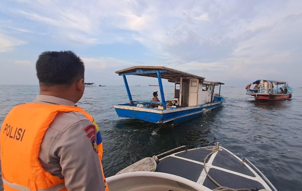 Ditpolairud Polda Metro Evakuasi 11 Pemancing Nyaris Tenggalam usai Kapal Bocor di Tanjung Priok