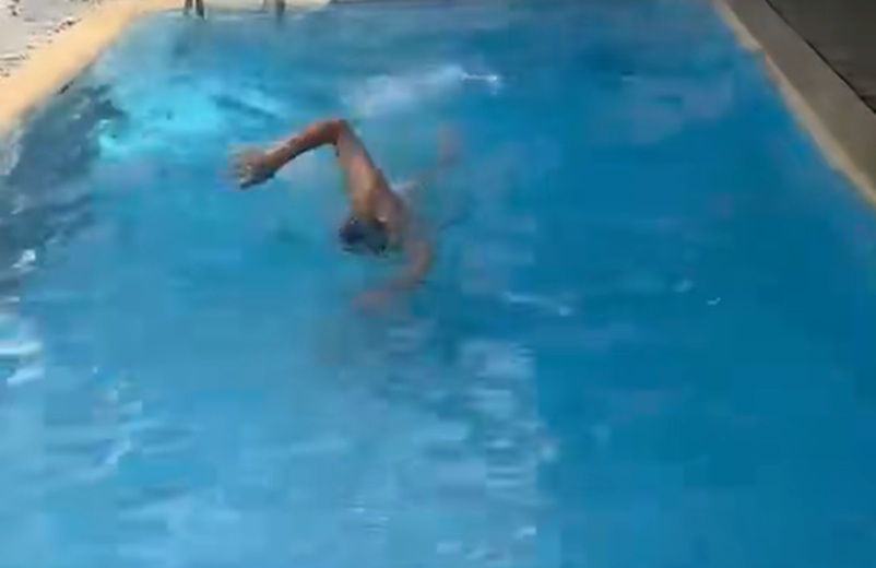 Purbaya Unggah Video Berenang di Tengah Isu Dirawat di Rumah Sakit