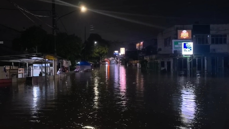 Banjir, Jalan Ceger Raya Tangsel Tak Bisa Dilalui Kendaraan