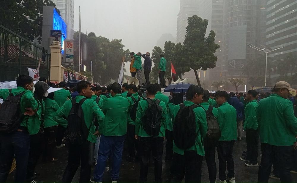 Diguyur Hujan Deras, BEM SI Tetap Gelar Aksi di Kemendiktisaintek