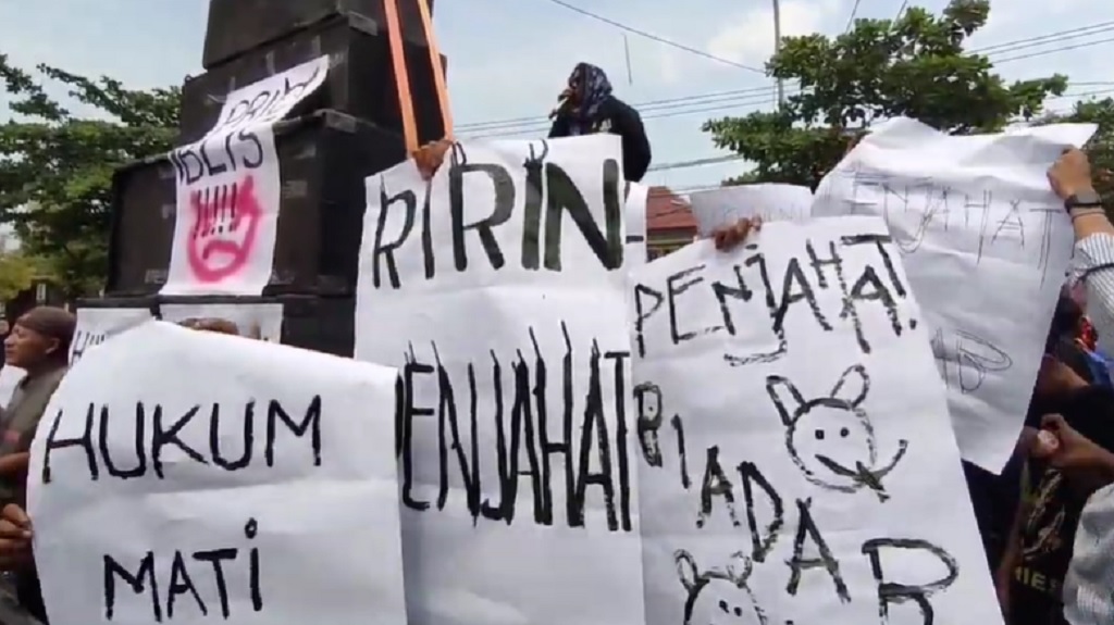 Demo di PN Indramayu, Massa Tuntut Hukuman Mati Pembunuh Sadis Satu Keluarga