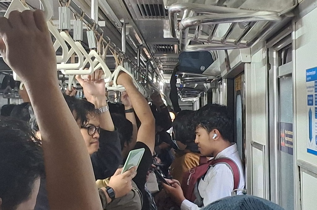 Gangguan Listrik, KRL Terhenti hingga AC Mati di Pondok Ranji Tangsel