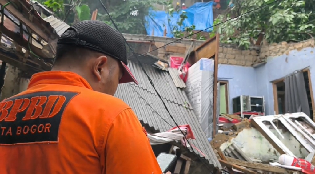 Tebing 20 Meter di Bogor Longsor Timpa 3 Rumah, Seluruh Penghuni Diungsikan