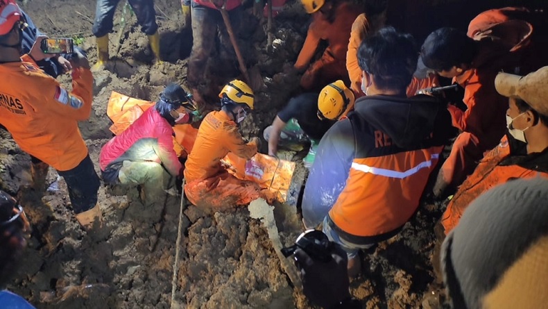 Longsor Terjang Permukiman Warga di Agam, 1 Orang Tewas 6 Luka-Luka
