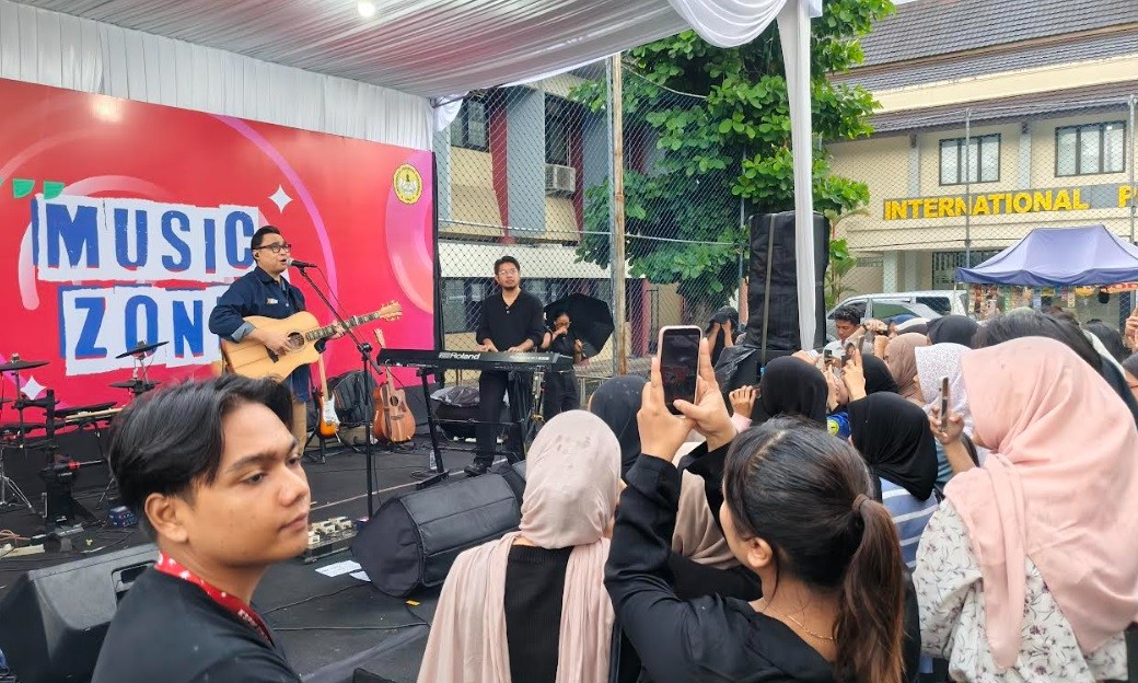Penampilan Adhitia Sofyan Hangatkan MusicZone ICC Unsoed