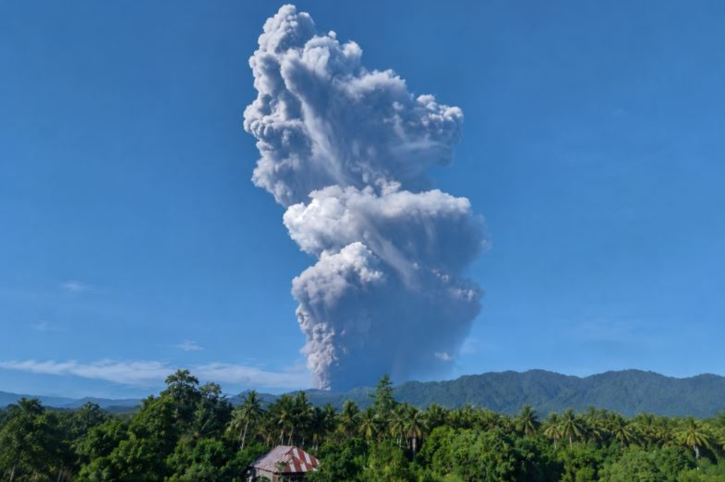 Breaking News: Gunung Dukono Meletus Dahsyat, Tinggi Kolom Abu Tembus 10 Km