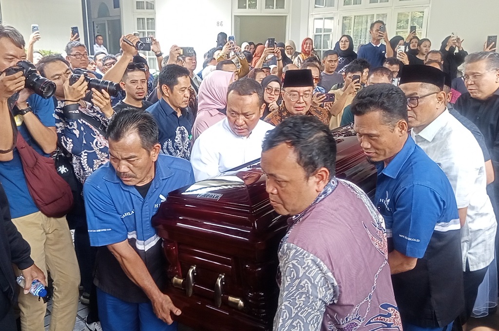 Momen Pimpinan BPK Gotong Peti Jenazah Haerul Saleh yang Meninggal karena Kebakaran