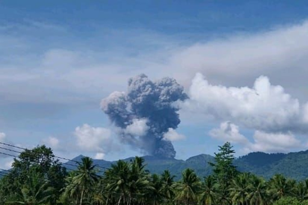 Tim SAR Temukan 2 Gundukan Pasir di Gunung Dukono, Diduga Pendaki Hilang usai Erupsi