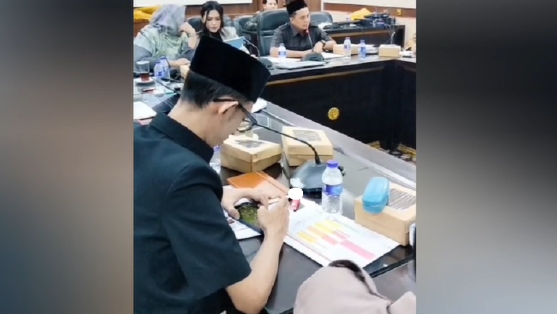 Anggota DPRD Jember Viral Merokok saat Rapat, bakal Disidang Gerindra